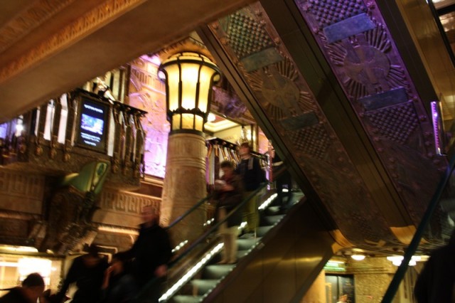 Sorry for the blurred photo, but I had to show you this: the 'Egyptian escalators'. In the balconies on the sides there were violinists playing music. 