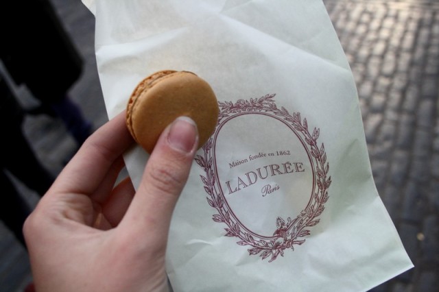 1 macaroon in the flavour 'salted caramel'. Absolutely delicious! 